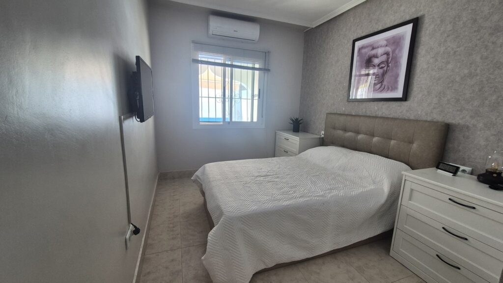 Semi Detached w San Miguel de Salinas - oferta MLSC8839802